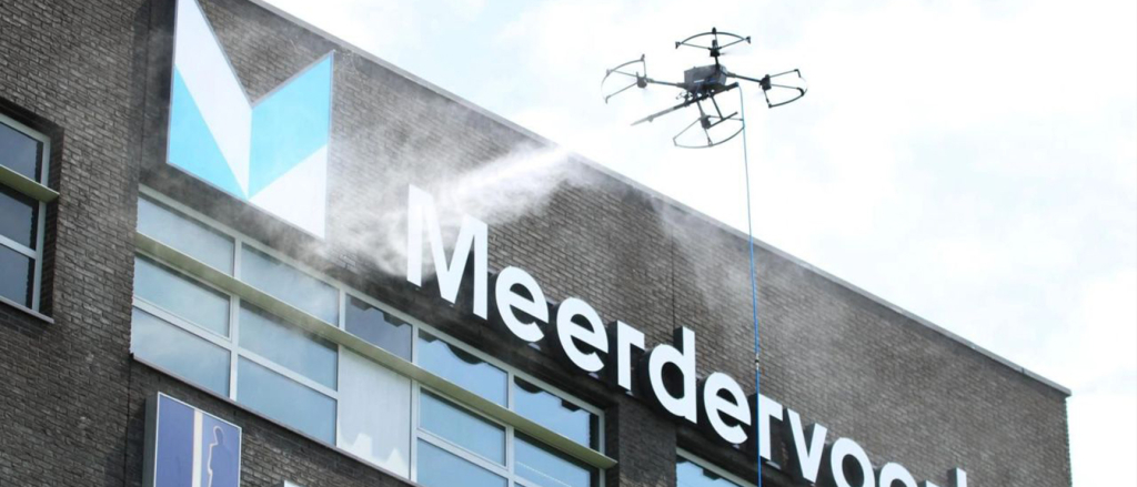 Geen hoogwerker, maar een drone voor deze glazenwassers